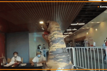 Đi tiêm phòng Covid-19, chàng trai gây sốt khi hóa trang thành khủng long