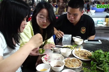 Một ngày foodtour Hải Phòng: Ăn chục món, tráng miệng vài lần chỉ hết 500k