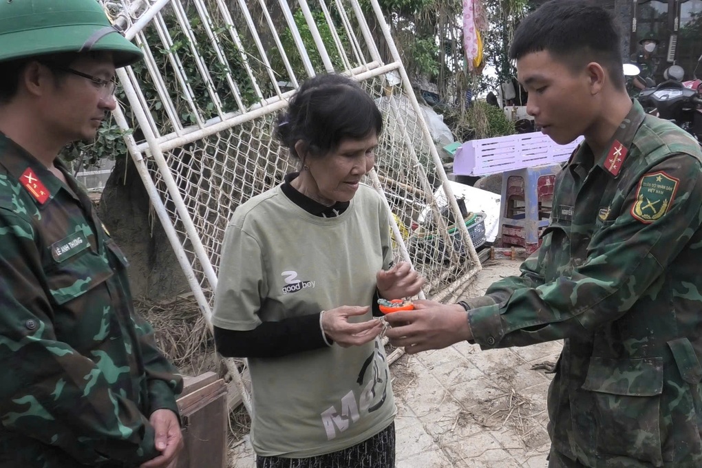 Bộ đội tìm thấy gia tài tiền, vàng bị lũ cuốn của bà lão ở Đắk Lắk - 1 Bộ đội tìm thấy gia tài tiền, vàng bị lũ cuốn của bà lão ở Đắk Lắk - 1