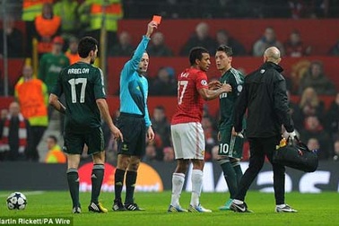UEFA ủng hộ trọng tài “hại chết” MU