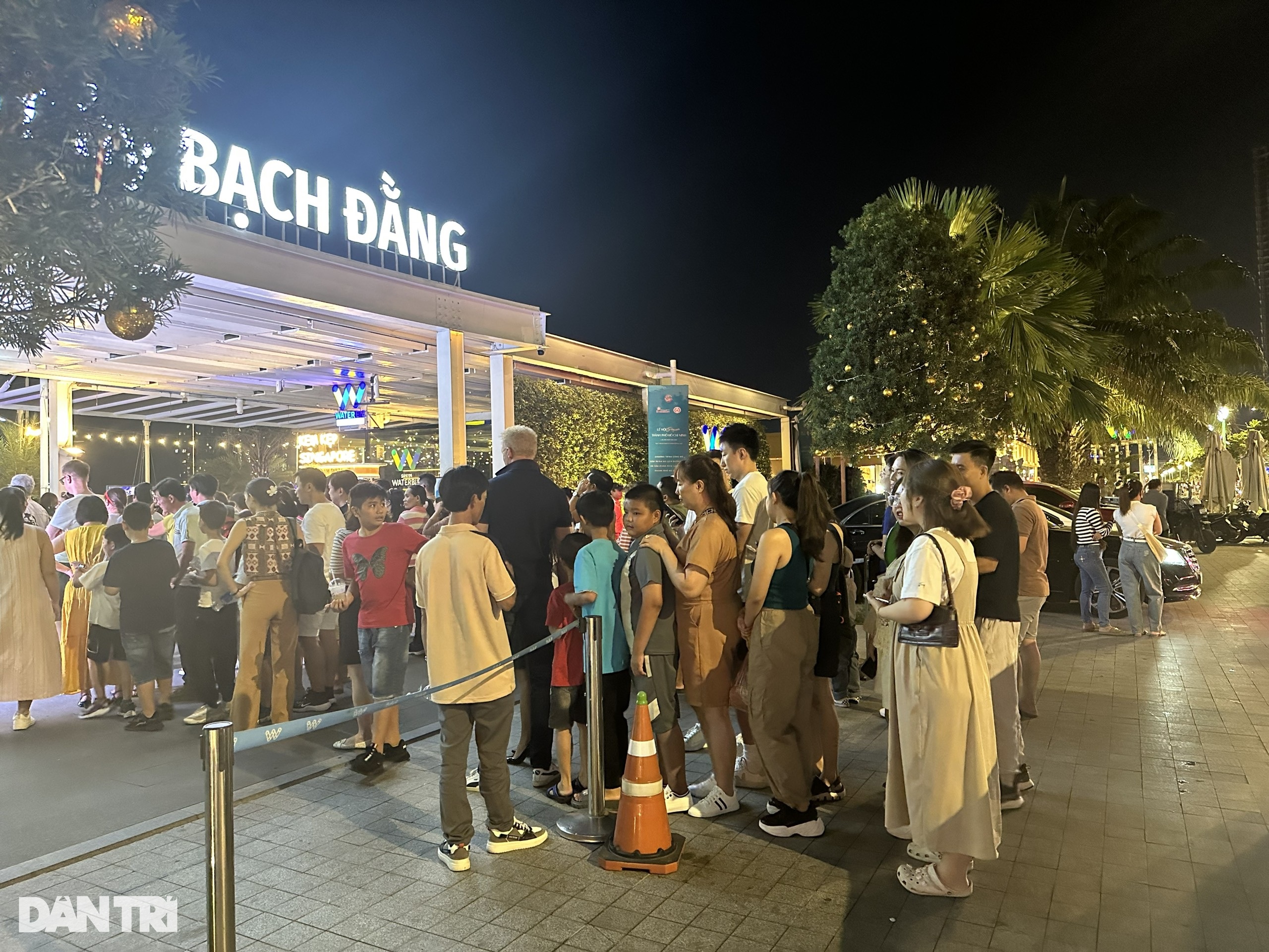 Tết Dương lịch: Đổ xô đi công viên view triệu đô, xếp hàng cà phê bến tàu - 5 Tết Dương lịch: Đổ xô đi công viên view triệu đô, xếp hàng cà phê bến tàu - 5