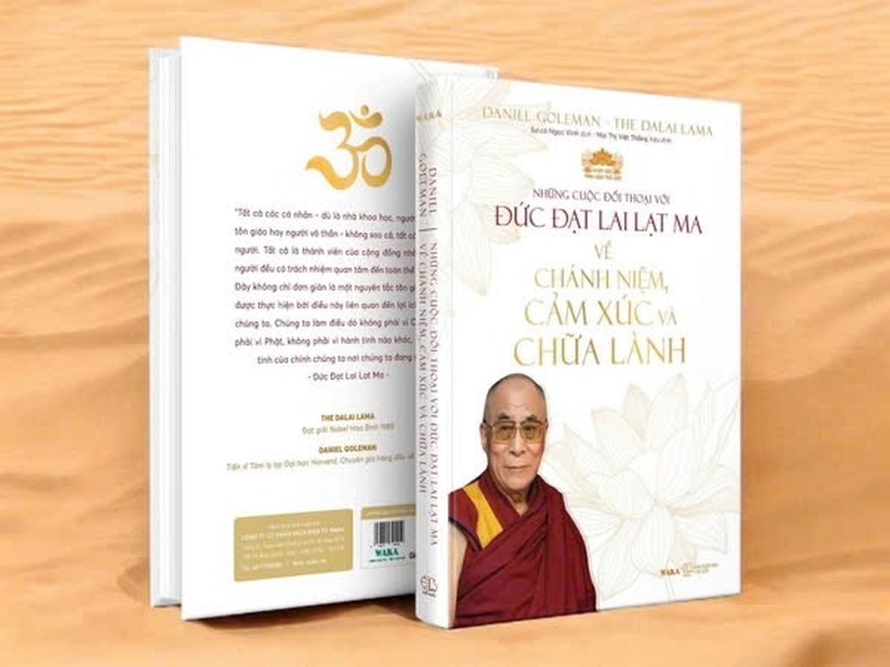 Cuốn sách được trưng bày trong phòng truyền thống của Đạt Lai Lạt Ma - 2 Cuốn sách được trưng bày trong phòng truyền thống của Đạt Lai Lạt Ma - 2
