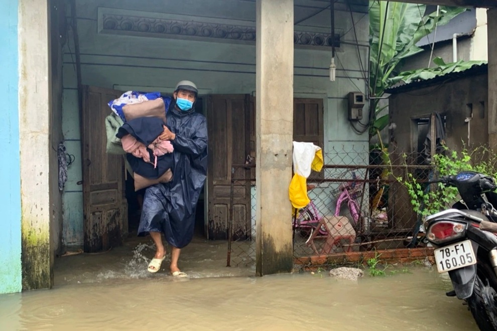 Thủy điện xả lũ cuồn cuộn, người dân vơ tài sản tháo chạy - 5 Thủy điện xả lũ cuồn cuộn, người dân vơ tài sản tháo chạy - 5