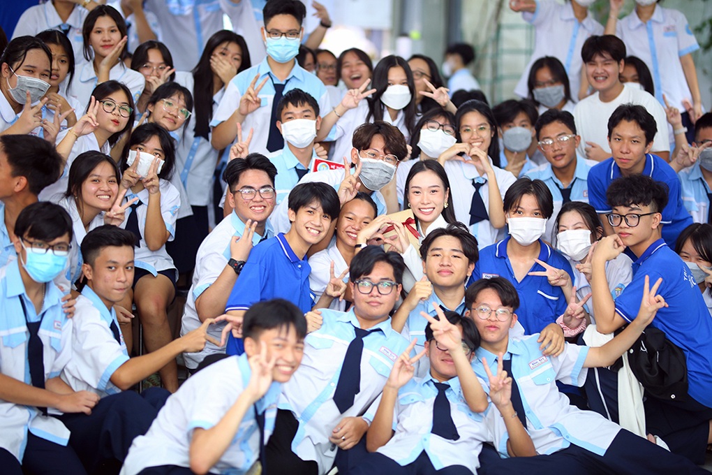 Hoa hậu Ban Mai xúc động về thăm trường và cô giáo chủ nhiệm cũ - 2 Hoa hậu Ban Mai xúc động về thăm trường và cô giáo chủ nhiệm cũ - 2