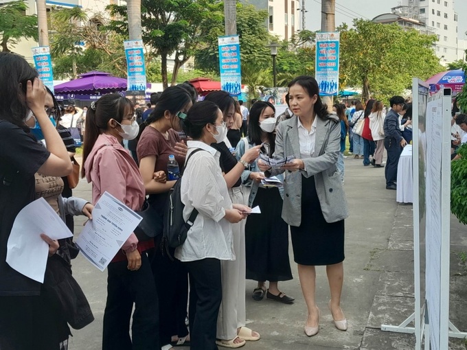 Người lao động tham khảo thông tin tuyển dụng của các doanh nghiệp tại Ngày hội việc làm Đà Nẵng. 