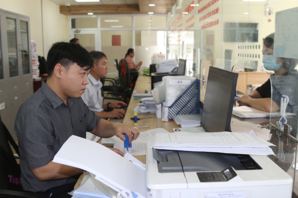 Thủ tục ngành Nội vụ diễn ra thông suốt trong ngày đầu vận hành TPHCM mới - 3