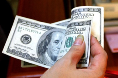 Vàng đứng giá, USD tăng trần