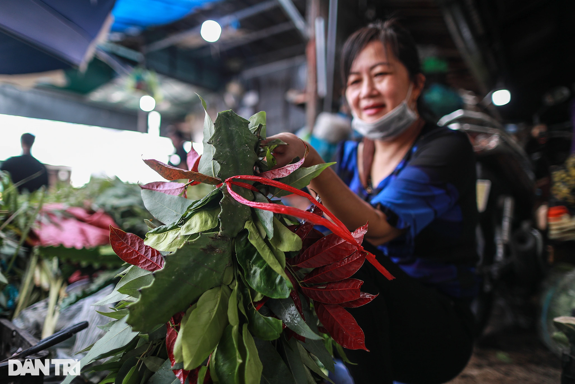 Người dân TPHCM tay xách nách mang mua lá xông, bánh ú cúng Tết Đoan Ngọ - 6 Người dân TPHCM tay xách nách mang mua lá xông, bánh ú cúng Tết Đoan Ngọ - 6