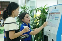 Hành chính công kiểu mới ở TPHCM: Từ quầy điểm tâm đến robot phục vụ