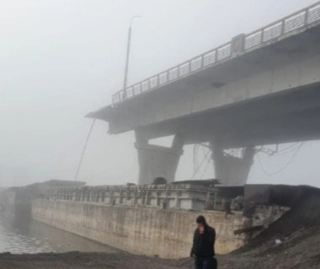 Nghi vấn Nga đánh sập cây cầu huyết mạch, ngăn Ukraine vượt sông ở Kherson - 1 Nghi vấn Nga đánh sập cây cầu huyết mạch, ngăn Ukraine vượt sông ở Kherson - 1