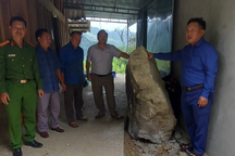 Đá lăn sập mái nhà dân lúc rạng sáng