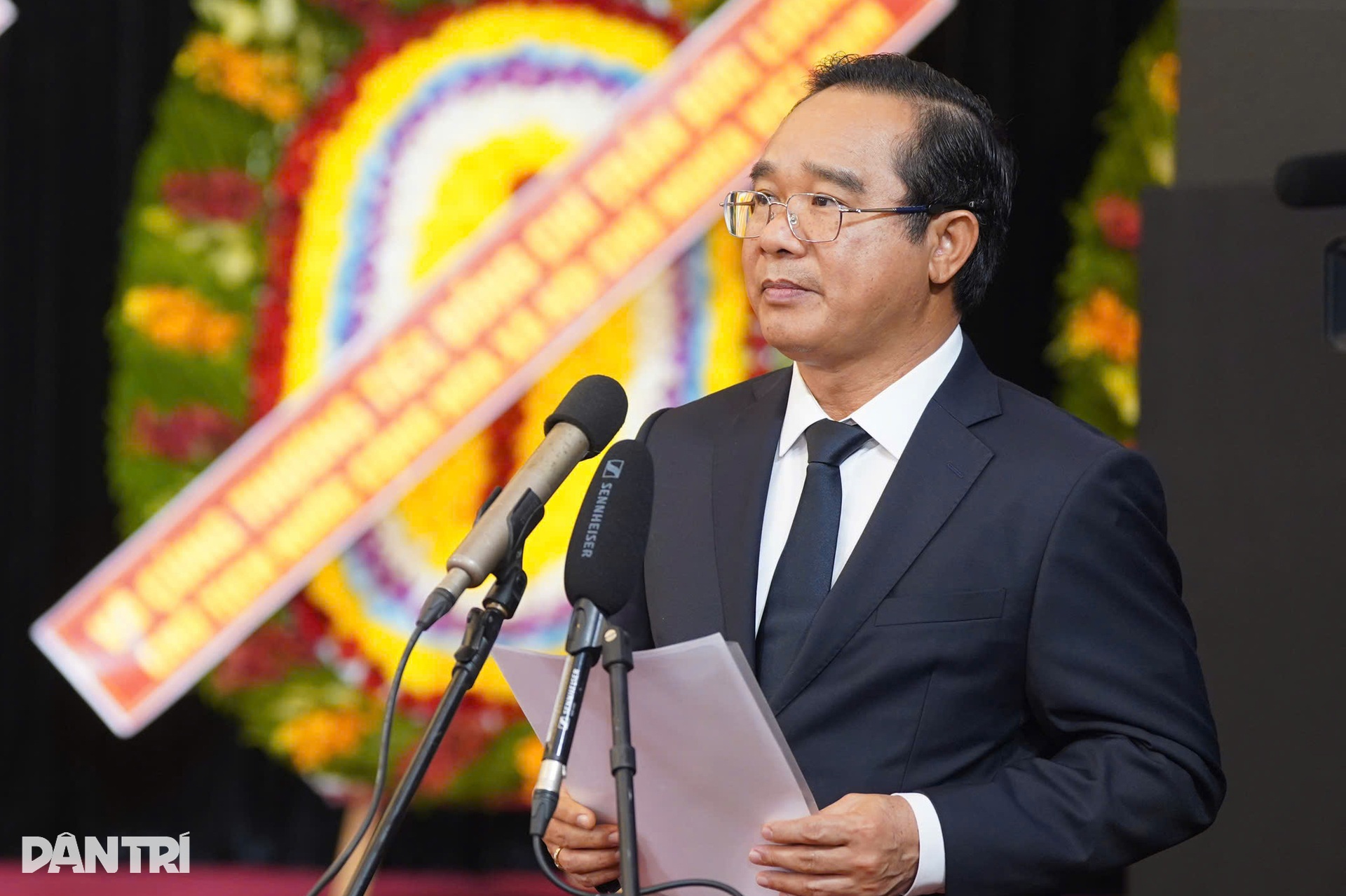 Đoàn xe chở linh cữu nguyên Chủ tịch Trần Đức Lương trên đường phố Hà Nội - 8 Đoàn xe chở linh cữu nguyên Chủ tịch Trần Đức Lương trên đường phố Hà Nội - 8