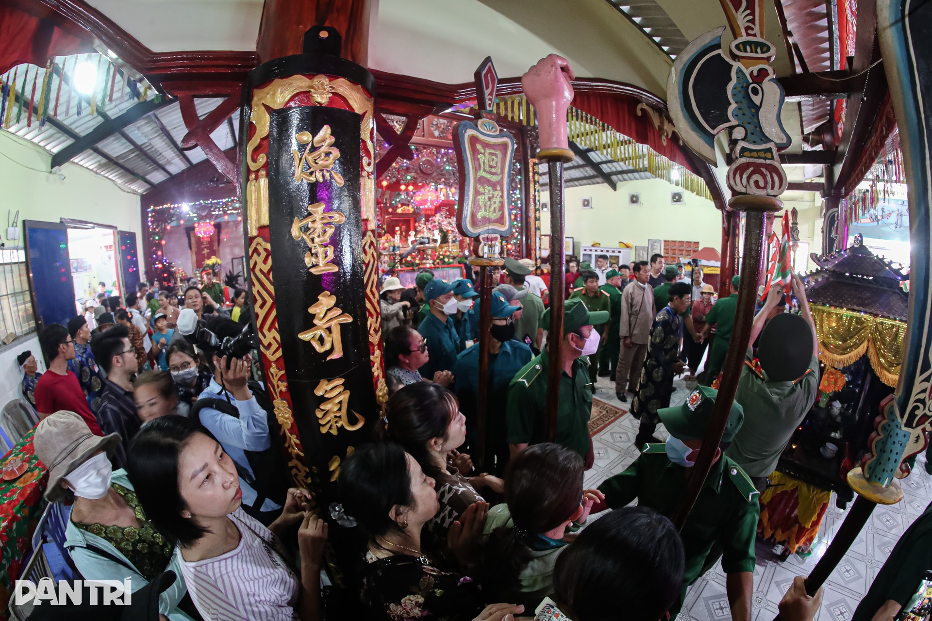 Hàng nghìn người dân đổ ra đường đón đoàn rước Nghinh Ông - 12 Hàng nghìn người dân đổ ra đường đón đoàn rước Nghinh Ông - 12