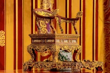 Chuyên gia lên tiếng về vụ leo lên ngai vàng ở điện Thái Hòa quậy phá