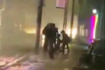 Khởi tố người bố cầm dao cứa cổ 2 con