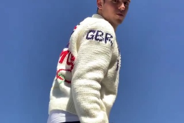 Tom Daley đan áo len theo chủ điểm Olympic Tokyo