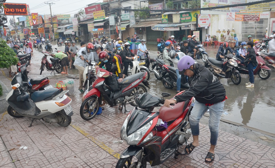 Người Sài Gòn khốn khổ sáng đầu tuần vì triều cường đạt đỉnh - 14 Người Sài Gòn khốn khổ sáng đầu tuần vì triều cường đạt đỉnh - 14