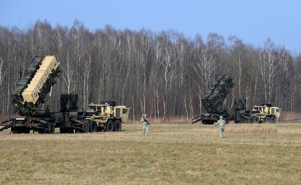 Binh sĩ Mỹ triển khai hệ thống tên lửa phòng không Patriot tại Ba Lan (Ảnh: AFP).