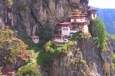 Tu viện Phật giáo linh thiêng tọa lạc trên vách đá cao ngất giữa tầng mây