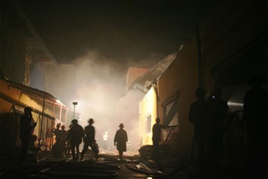 Hỏa hoạn trong đêm thiêu rụi 4.000m2 nhà xưởng