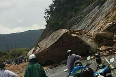 Chưa thể phá đá “khủng” vì vướng thủ tục xin nổ mìn