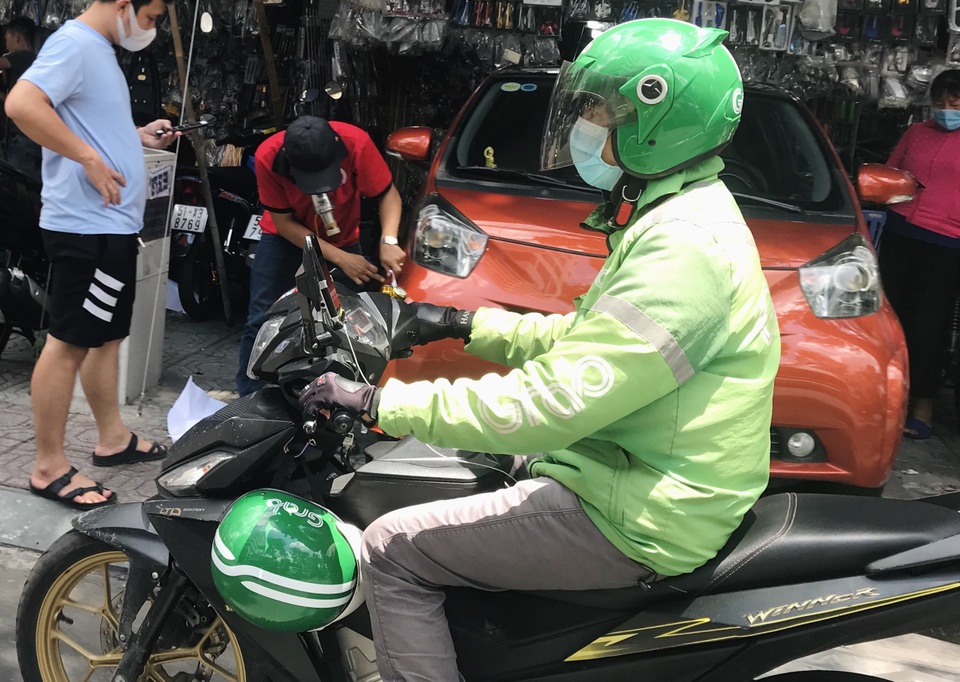 Khách chi li vì Covid-19, thu nhập từ tiền boa cũng... liêu xiêu - 1 Khách chi li vì Covid-19, thu nhập từ tiền boa cũng... liêu xiêu - 1