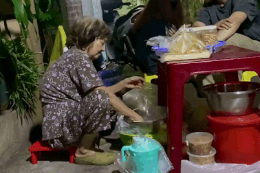 Cụ bà 84 mưu sinh, dầu bắn đỏ mắt vẫn "không muốn là gánh nặng"