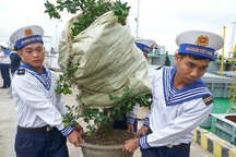 Xuất hành đầu năm: Vượt sóng đem Tết ra nhà giàn DK1