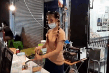 Quán hàng ế ẩm bỗng đắt khách nhờ điệu nhảy cuồng nhiệt của cô chủ tiệm