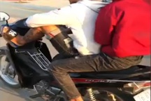 Dùng chân điều khiển xe máy, nam thanh niên bị phạt 8,5 triệu đồng