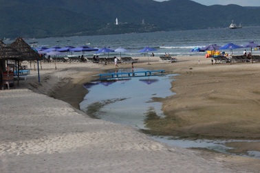 Bờ biển Đà Nẵng bị xé toạc, ô nhiễm bởi những cống xả thải