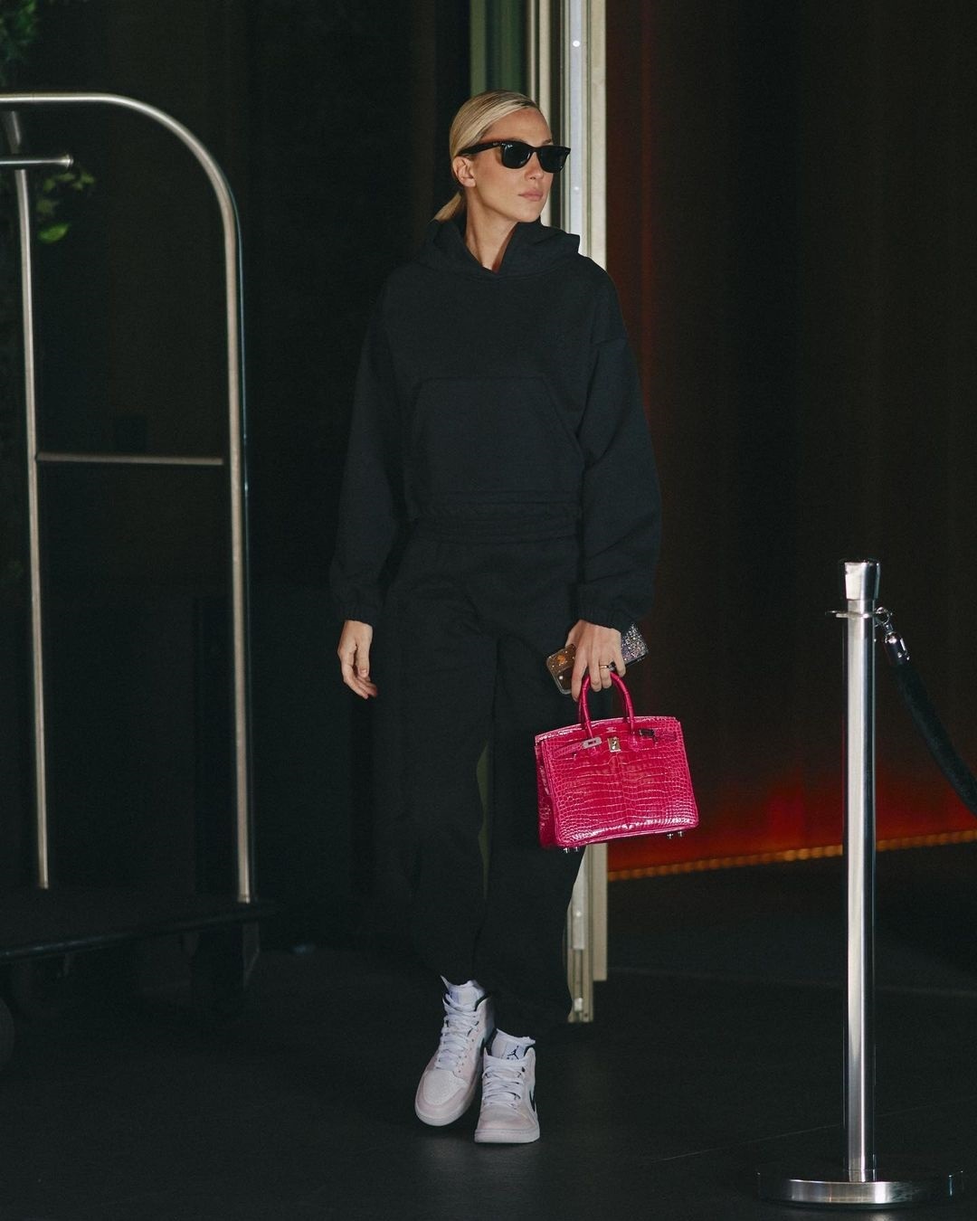 Chiếc túi Birkin da cá sấu màu hồng trở nên nổi bật khi kết hợp với trang phục mang gam tối. Túi Birkin da cá sấu Alligator (Matte), cỡ 25, hiện có giá bán là 42.100 euro (1,1 tỷ đồng), theo thông tin từ PurseBlog. Ngoài phiên bản da cá sấu, bộ sưu tập túi xách hàng hiệu của Alice Campello còn có túi Birkin da đà điểu và da tiêu chuẩn. Cô cũng sắm nhiều mẫu túi Kelly - một dòng sản phẩm túi nổi tiếng khác từ Hermès (Ảnh: @alicecampello).