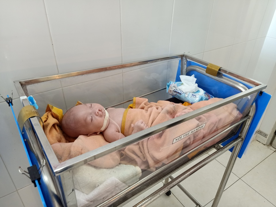 Đau nhói lòng cảnh hài nhi hở hàm ếch bị bố mẹ nhẫn tâm bỏ rơi - 1 Đau nhói lòng cảnh hài nhi hở hàm ếch bị bố mẹ nhẫn tâm bỏ rơi - 1