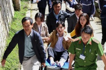 Hai sĩ tử bị tai nạn kìm nén nỗi đau hoàn tất bài thi, tự tin đạt điểm cao