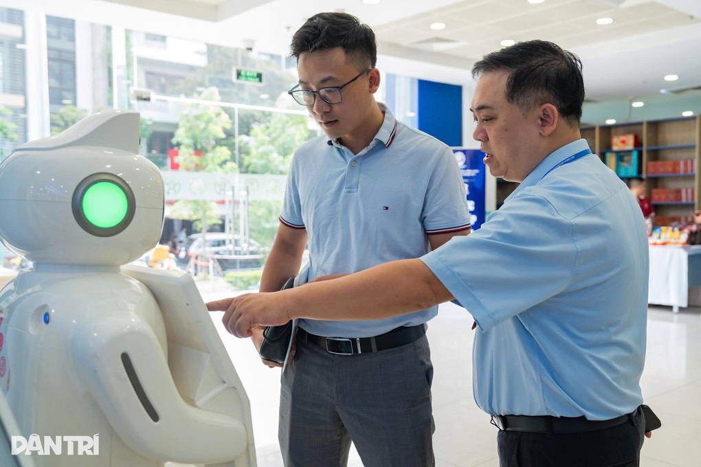 Người dân được cầm tay chỉ việc dùng VNeID, robot AI - 1