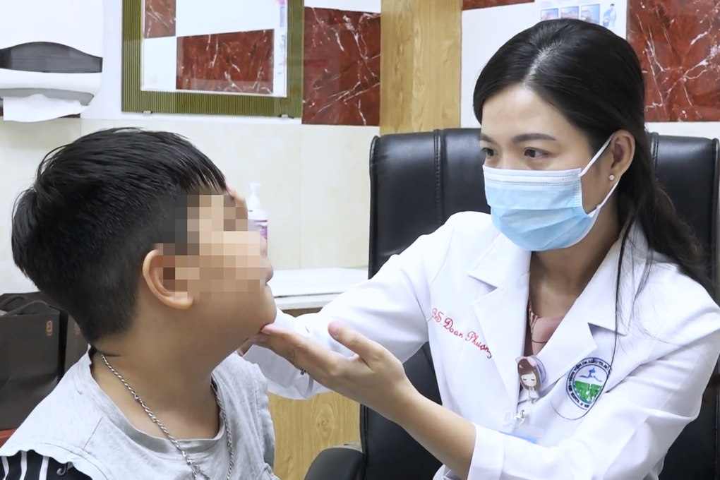 Hàng loạt cha mẹ đưa con đi viện cầu cứu vì phát bệnh chốc sau tựu trường - 4 Hàng loạt cha mẹ đưa con đi viện cầu cứu vì phát bệnh chốc sau tựu trường - 4