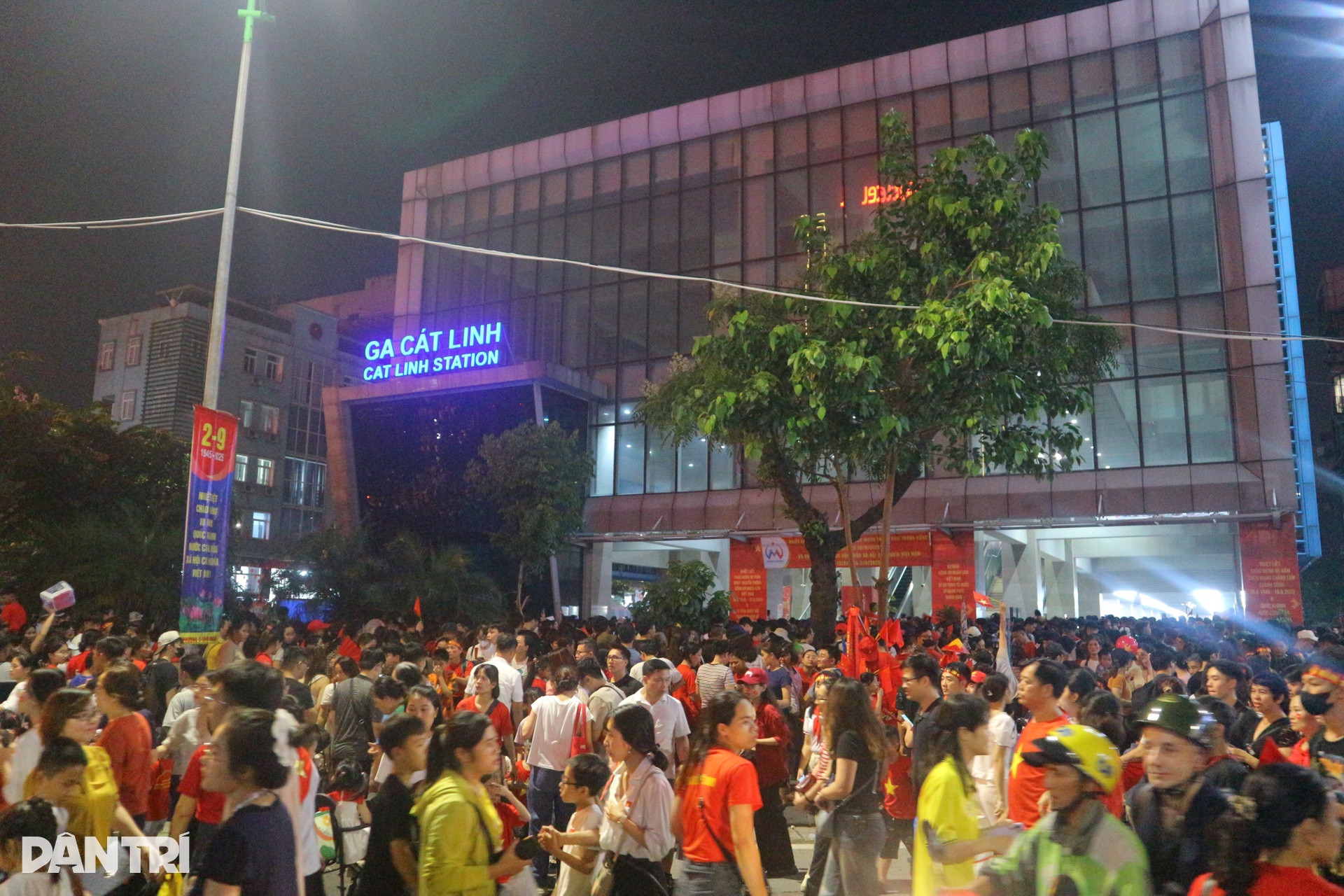 Hàng nghìn người dồn về trong 30 phút, ga Cát Linh gồng mình ngăn vỡ trận - 1 Hàng nghìn người dồn về trong 30 phút, ga Cát Linh gồng mình ngăn vỡ trận - 1