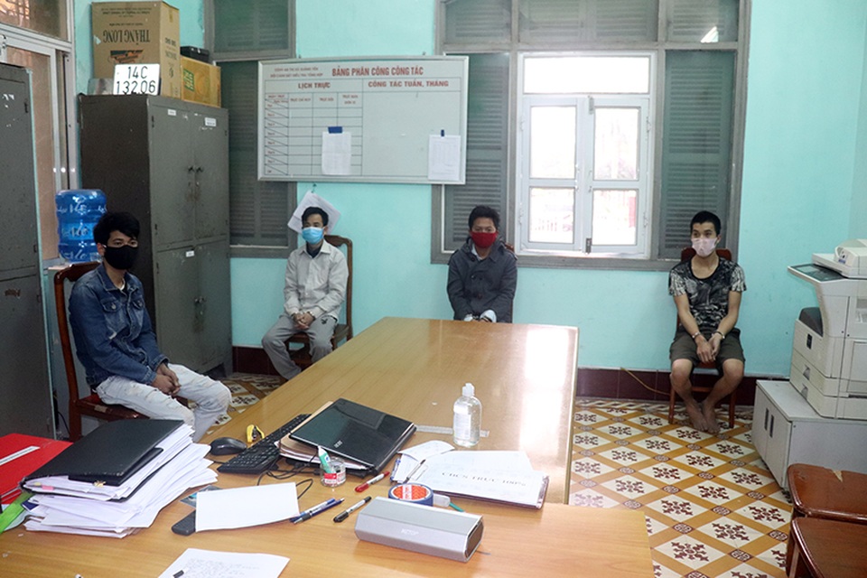 Đi xe máy chở 3, bất chấp mệnh lệnh, tấn công Tổ công tác chống Covid-19 - 1 Đi xe máy chở 3, bất chấp mệnh lệnh, tấn công Tổ công tác chống Covid-19 - 1