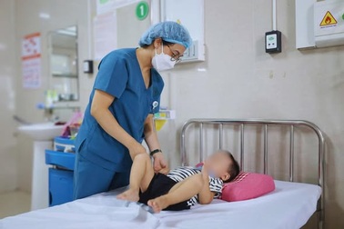 Cháu bé 2 tuổi phải cấp cứu vì ăn lá lộc mại chữa táo bón