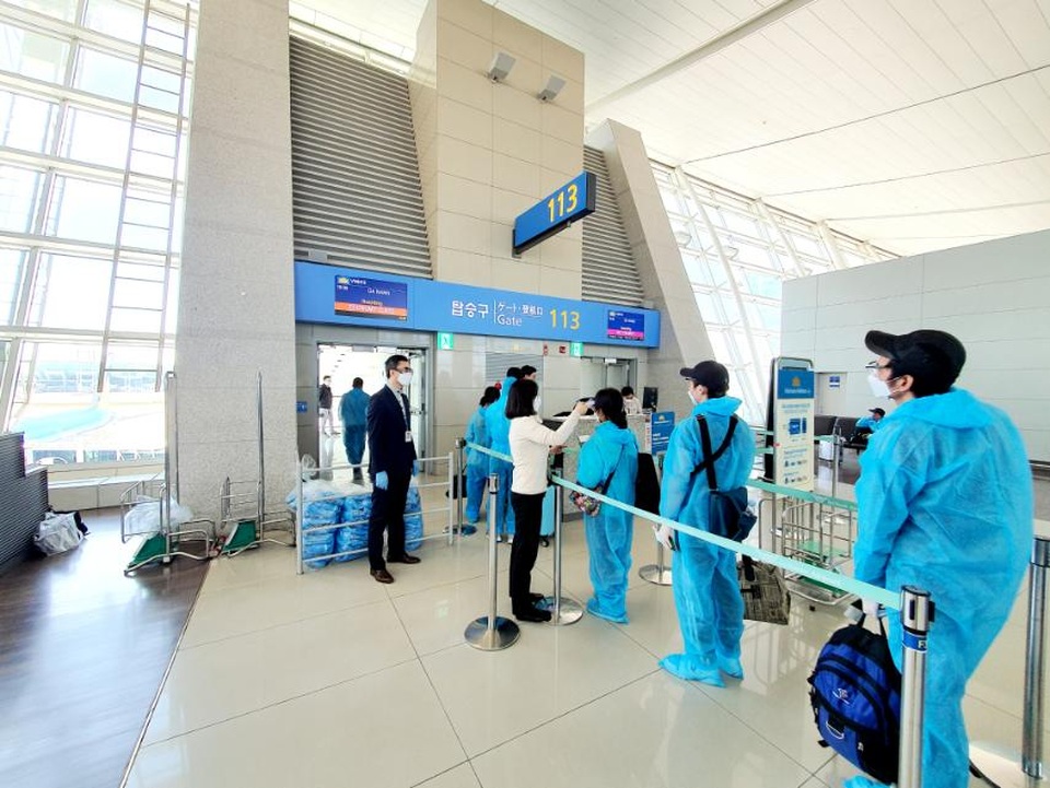 Chuyến bay đầu tiên đón hơn 300 người Việt tại vùng dịch Hàn Quốc về nước - 1 Chuyến bay đầu tiên đón hơn 300 người Việt tại vùng dịch Hàn Quốc về nước - 1