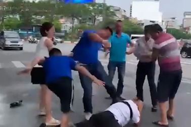 Vụ phóng viên Đài Hà Nội bị hành hung: Tạm giữ chủ hàng bán quạt