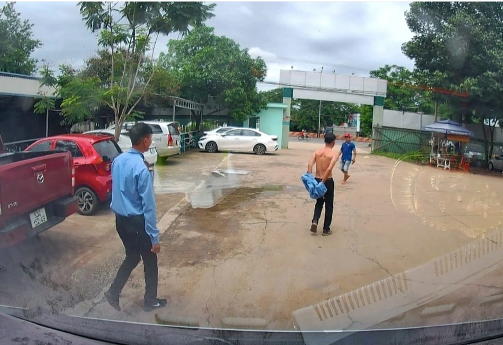 Chết khiếp bác bảo vệ, cô gái khổ sở từ bỏ mức lương 26 triệu đồng - 2 Chết khiếp bác bảo vệ, cô gái khổ sở từ bỏ mức lương 26 triệu đồng - 2