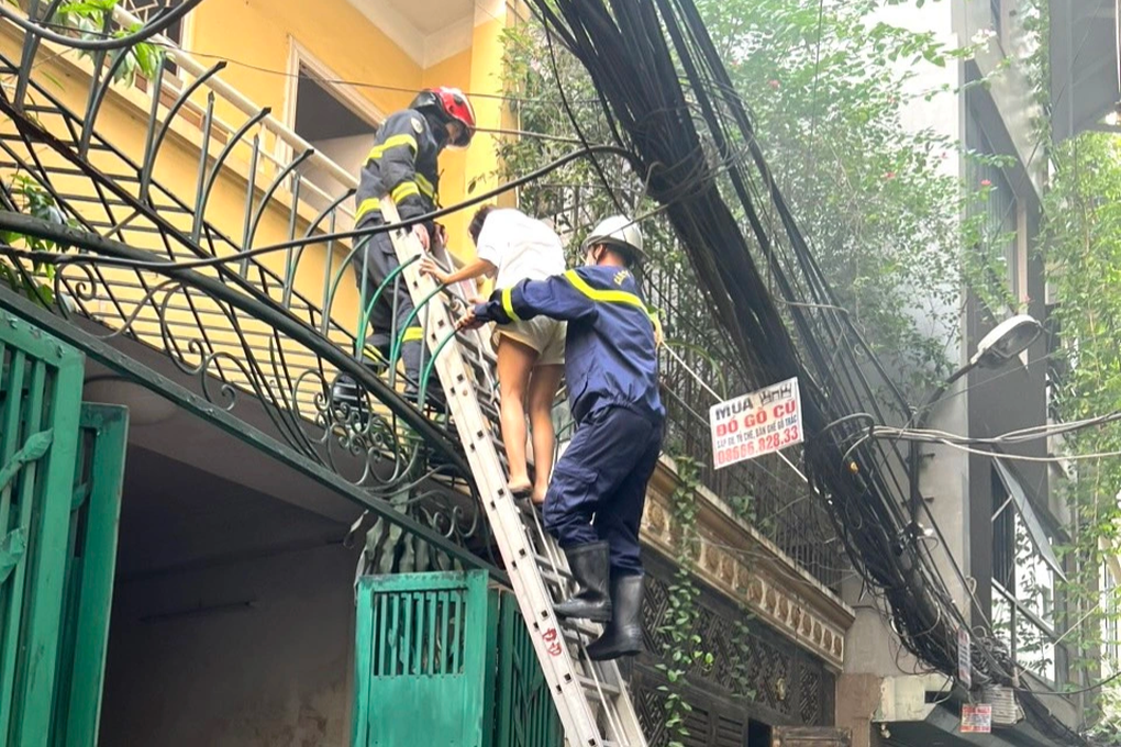Cảnh sát giải cứu 9 người thoát khỏi 2 vụ cháy ở Hà Nội - 2 Cảnh sát giải cứu 9 người thoát khỏi 2 vụ cháy ở Hà Nội - 2