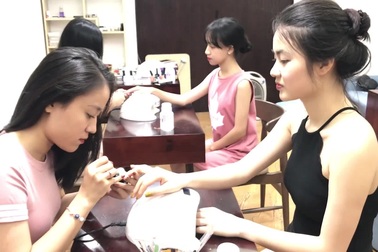 Đỗ đại học nhưng không đi, 9x mở tiệm làm móng kiếm tiền ngang giám đốc