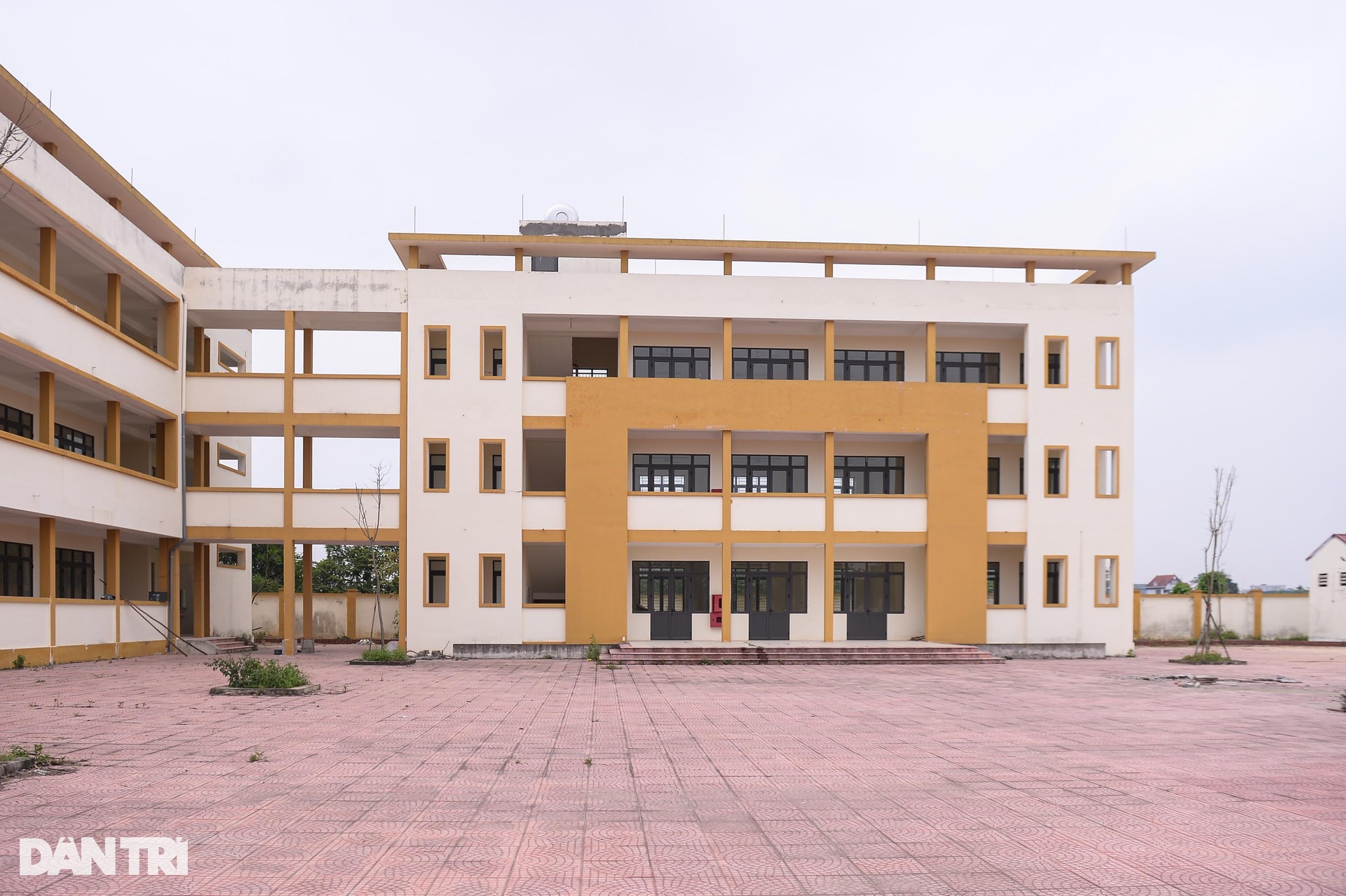 Hai trường học được xây dựng khang trang bị bỏ hoang gây lãng phí ở Hà Nội - 4 Hai trường học được xây dựng khang trang bị bỏ hoang gây lãng phí ở Hà Nội - 4