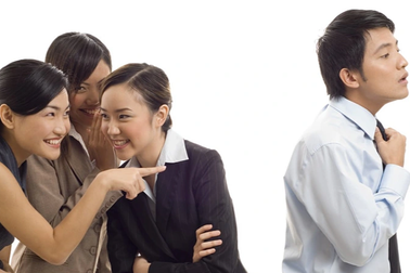 Phó phòng bị đồn cặp với Giám đốc, lấy bạn gái làm "bình phong"