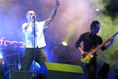 "Bão" rock bùng nổ đất Tây Đô   