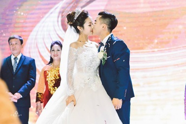 "Hot boy thể dục" Phạm Phước Hưng hôn vợ ngọt ngào trong ngày cưới