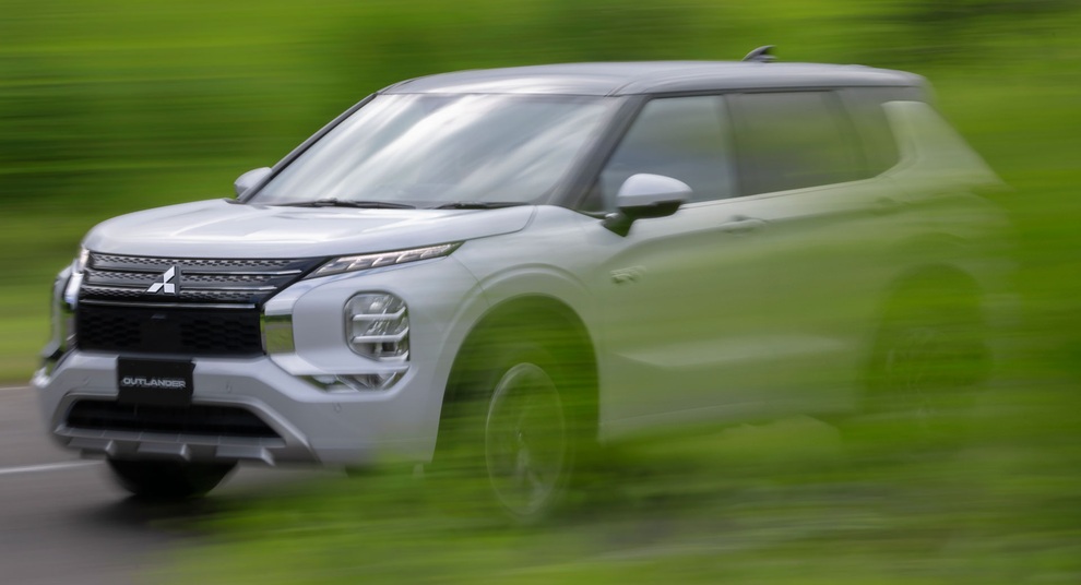 Mitsubishi Outlander PHEV 2022 lộ diện trước ngày ra mắt - 1 Mitsubishi Outlander PHEV 2022 lộ diện trước ngày ra mắt - 1