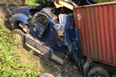 Tránh nhóm học sinh, xe container lao sát vách nhà dân